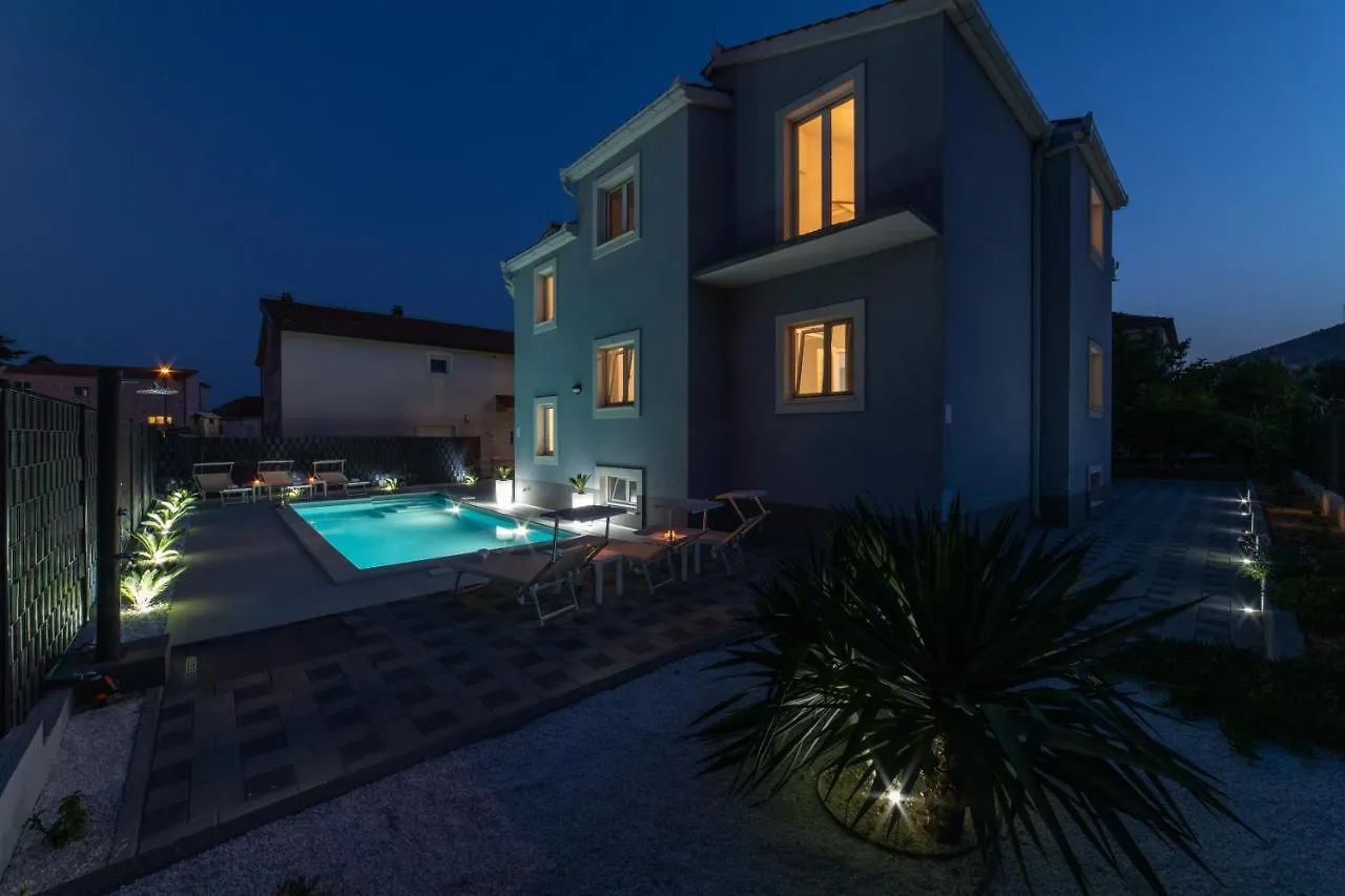 Villa Ban Trogir 0*,  Croatia