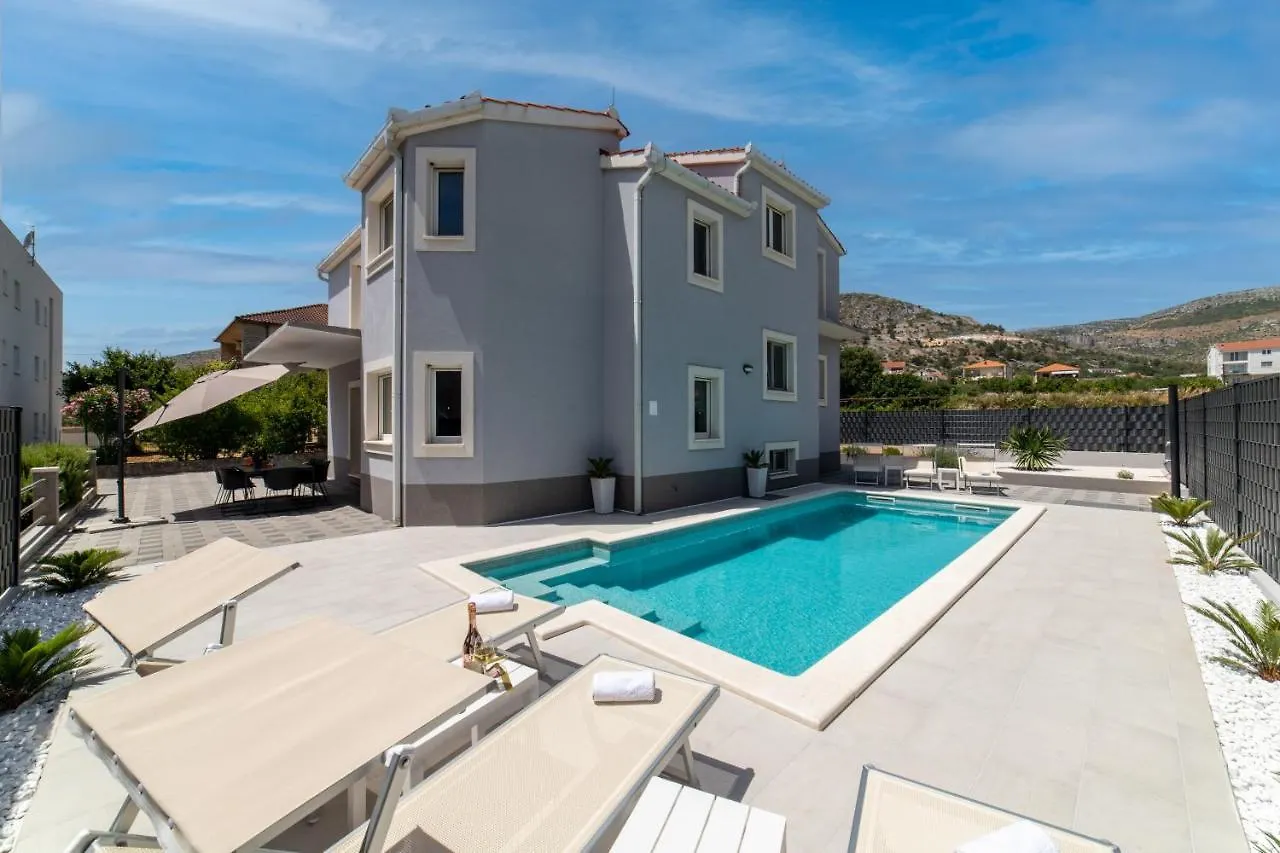 Villa Ban Trogir 0*,  Croatia